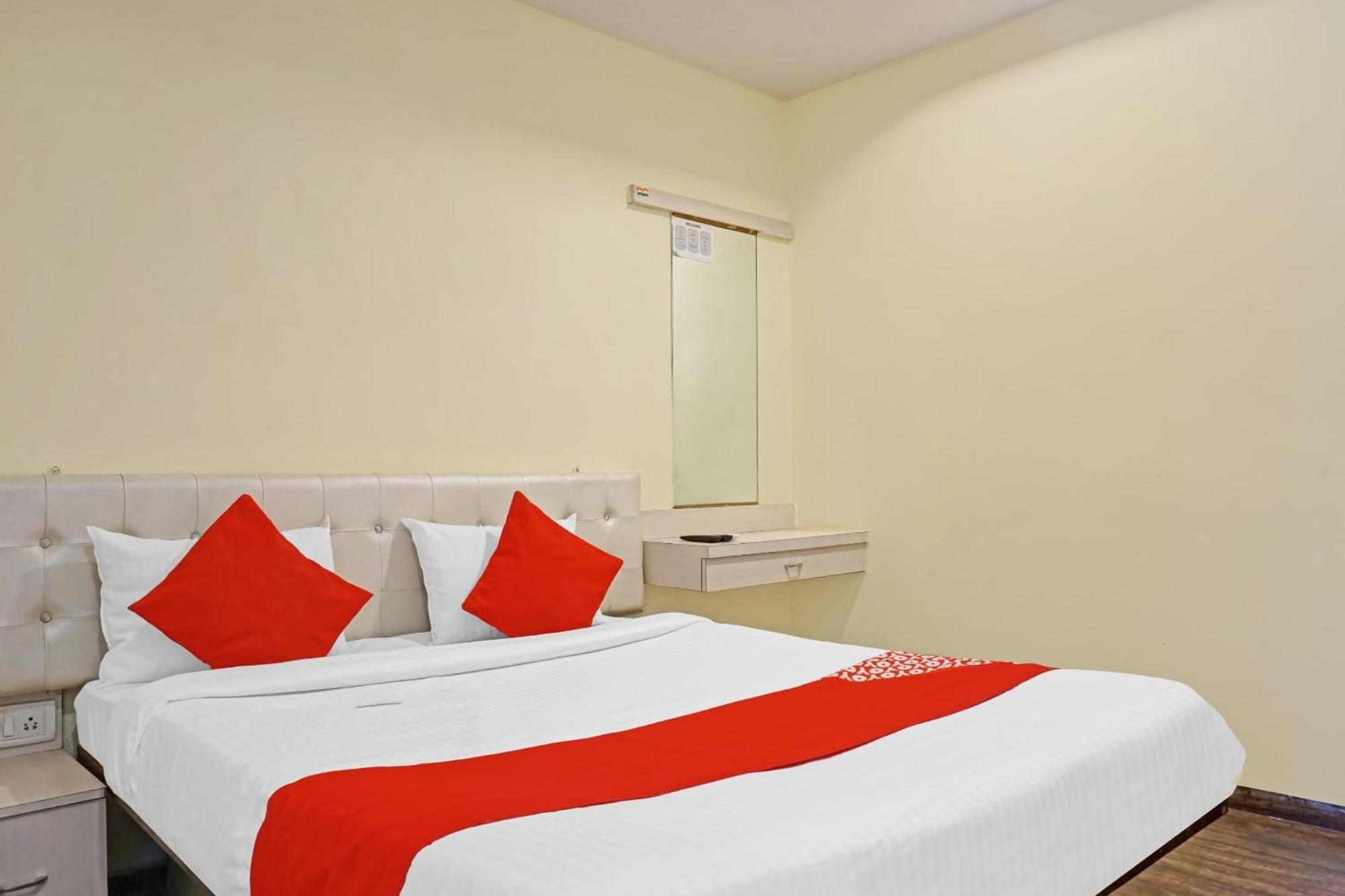 Hotel O 24K Inn Mundhwa Екстер'єр фото