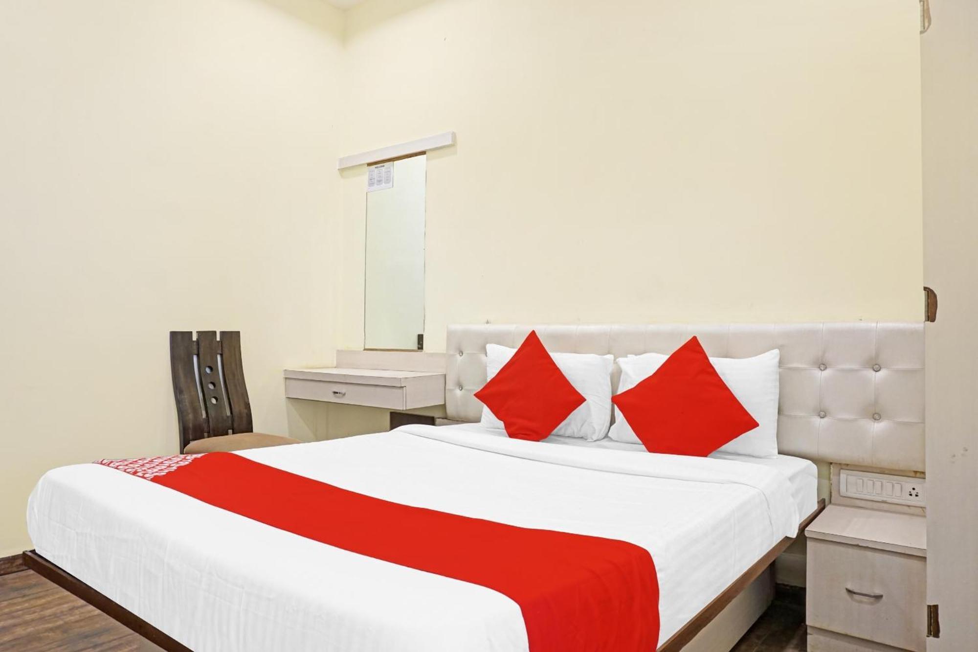 Hotel O 24K Inn Mundhwa Екстер'єр фото