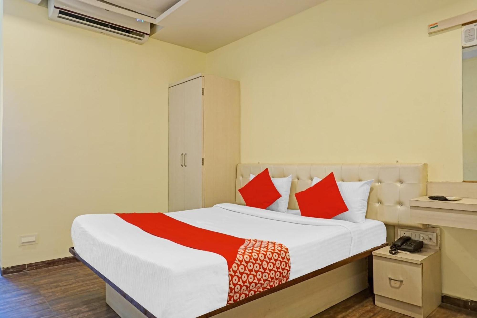 Hotel O 24K Inn Mundhwa Екстер'єр фото